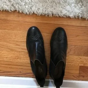 Hush Puppy Bailey Leather Wing Tip Chelsea Boot in Black. Sz 10W
